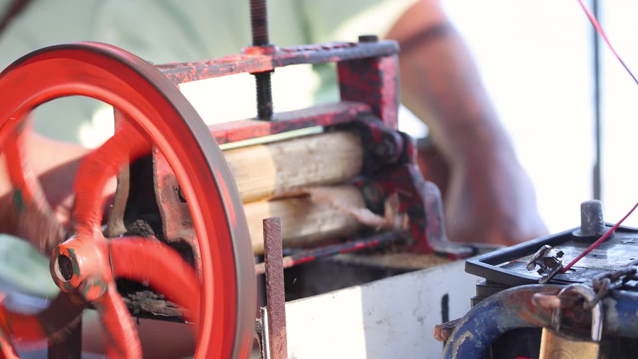 길거리 음식으로 오징어를 순차적으로 준비합니다.