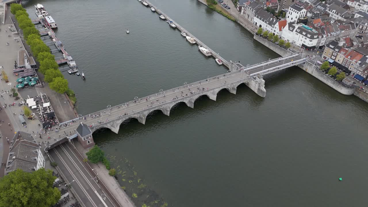 도시 의 강 을 가로지르는 다리 의 공중 사진