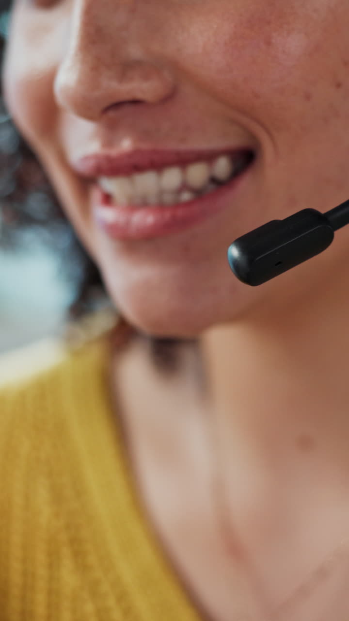 Primo piano di una donna che parla al microfono con cuffie