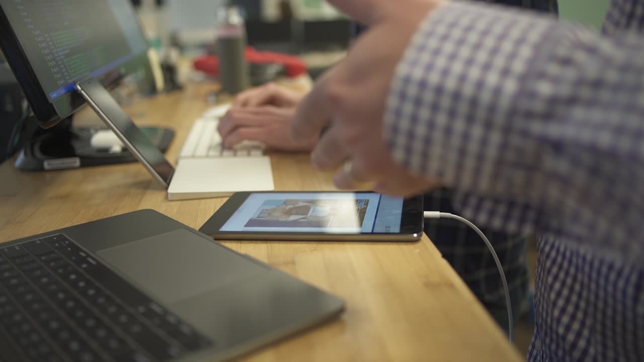 imágenes de ubicación de personas que usan tecnología informática en el trabajo diario de negocios y oficina