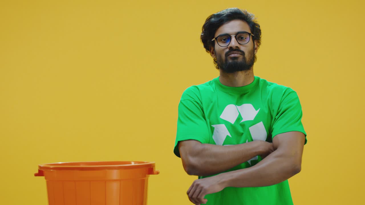 hombre eco-consciente poniendo botella en el cubo