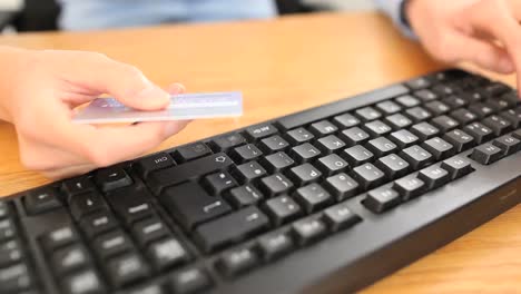 Manos-Femeninas-Comprando-En-Internet