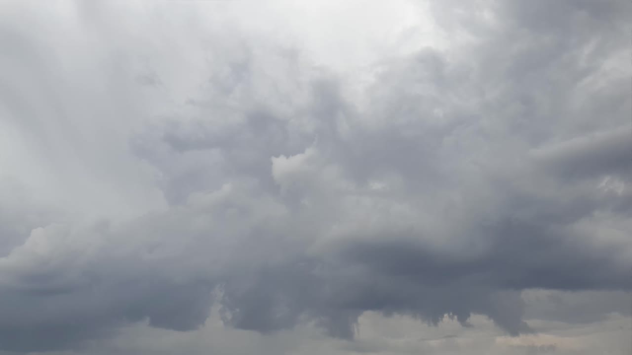 Nubes de lluvia de tormenta de media tarde formándose y mezclándose en el horizonte africano, time-lapse, metraje 4k sin ruido
