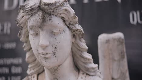 cementerio, entierro y estatua de ángel en el cementerio