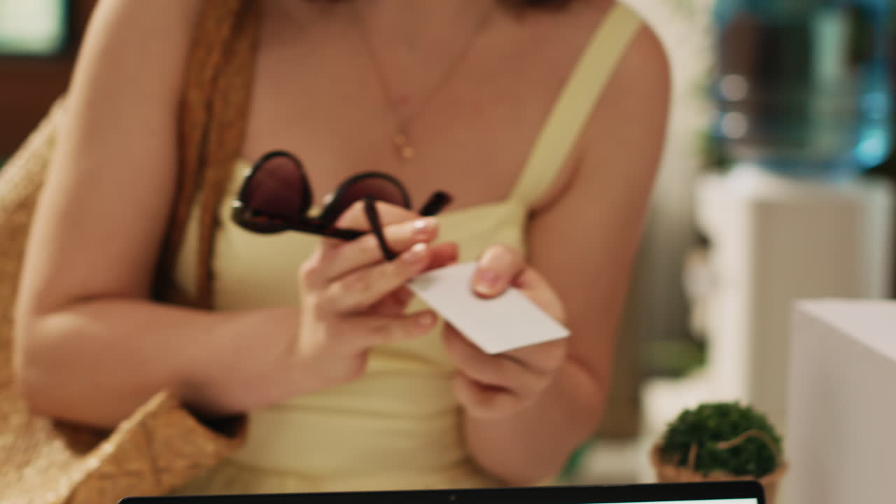 방에 접근 할 수 있는 열를 가진 여성 여행자