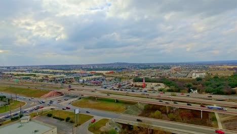 Drohnenaufnahmen-Einer-Stark-Befahrenen-Kreuzung-Und-Kreuzung-Einer-Autobahn-In-Texas