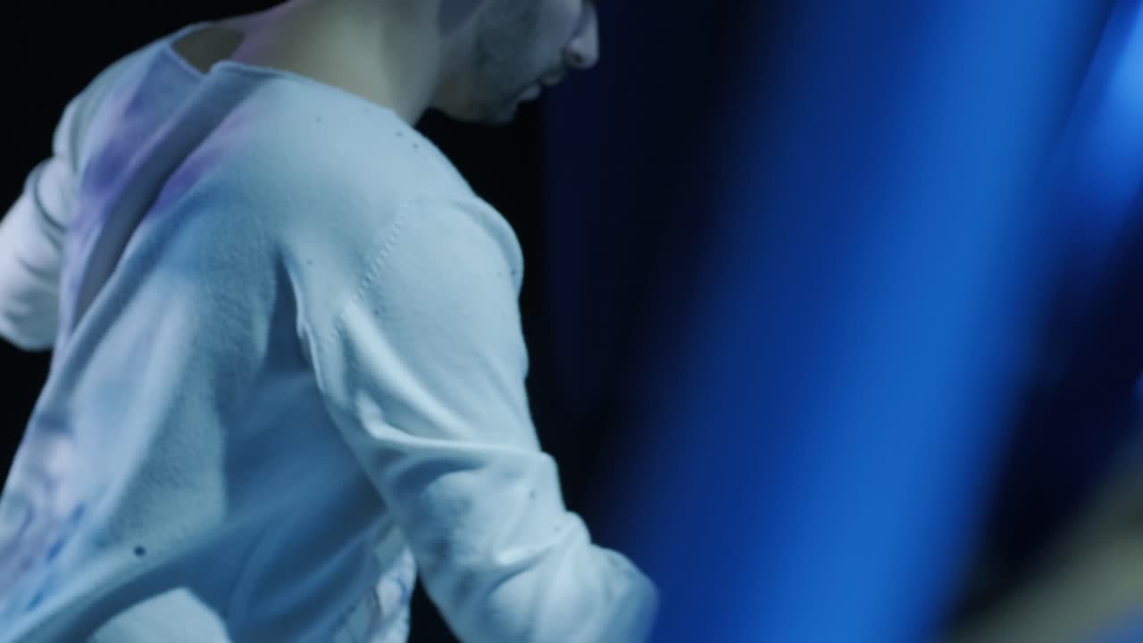 재능있는 혁신적인 예술가는 두 손을 사용하여 큰 캔버스에 그림을 그립니다. 추상적인 현대 미술을 만드는 현대 화가. 속도 화가.