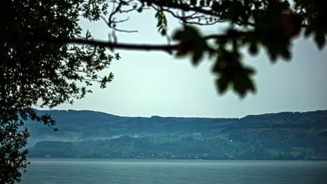 Paisaje-Panorámico-Estático-En-El-Lago-Attersee-Kammersee-Austria-Fondo-Del-Pueblo-De-Montaña