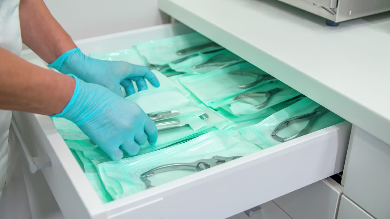 revisando el cajón para encontrar la herramienta especial que está buscando