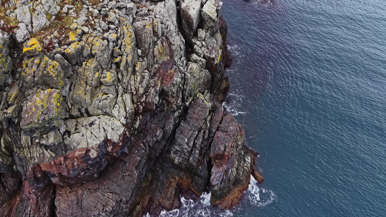Costa rocciosa si unisce alle onde dell'oceano in un luogo remoto