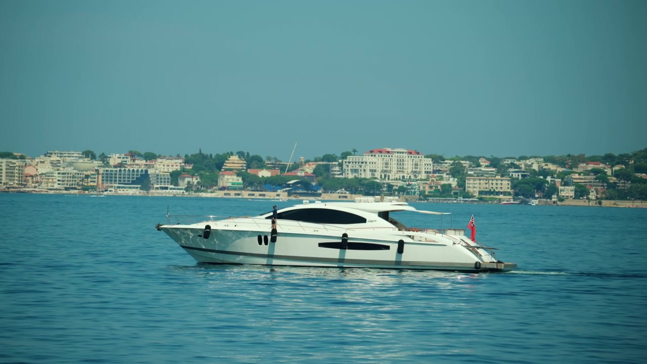 Yacht di lusso moderno in crociera nelle acque blu del Mar Mediterraneo vicino alla costa di Cap d'Antibes, che incarna ricchezza e libertà, Golfe Juan, Francia.