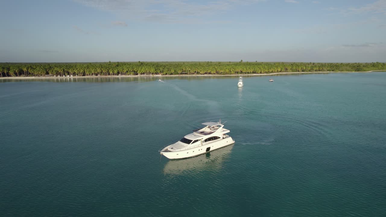 vista aérea lejos de un barco de lujo en la costa de república dominicana - tire hacia atrás, tiro de drones