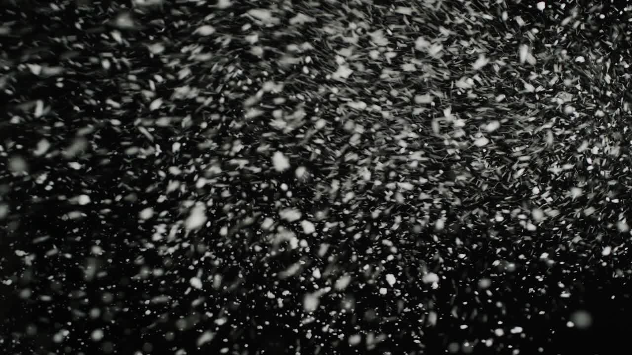 tiempo tormentoso, nieve cayendo, grandes copos de nieve con ráfagas de viento, aislados en fondo negro. reflejo real de la lente que es fácil de usar en modos de superposición de mezcla.