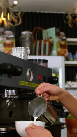 camarera haciendo una taza de café