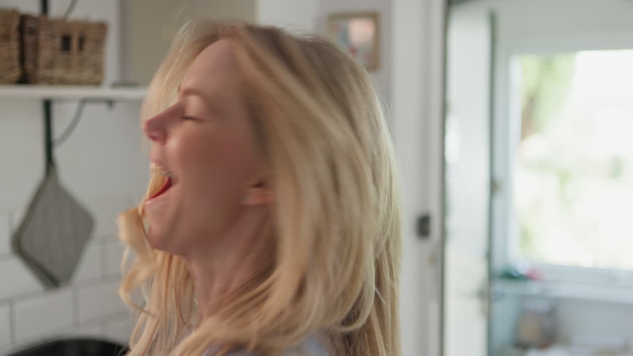 mujer celebrando en la cocina