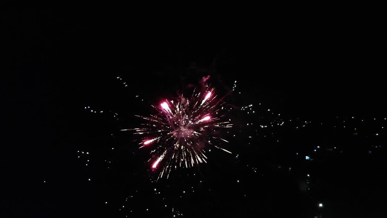 Riprese con drone di fuochi d'artificio a Omurtag, Bulgaria, filmato aereo notturno con le luci della città sullo sfondo.