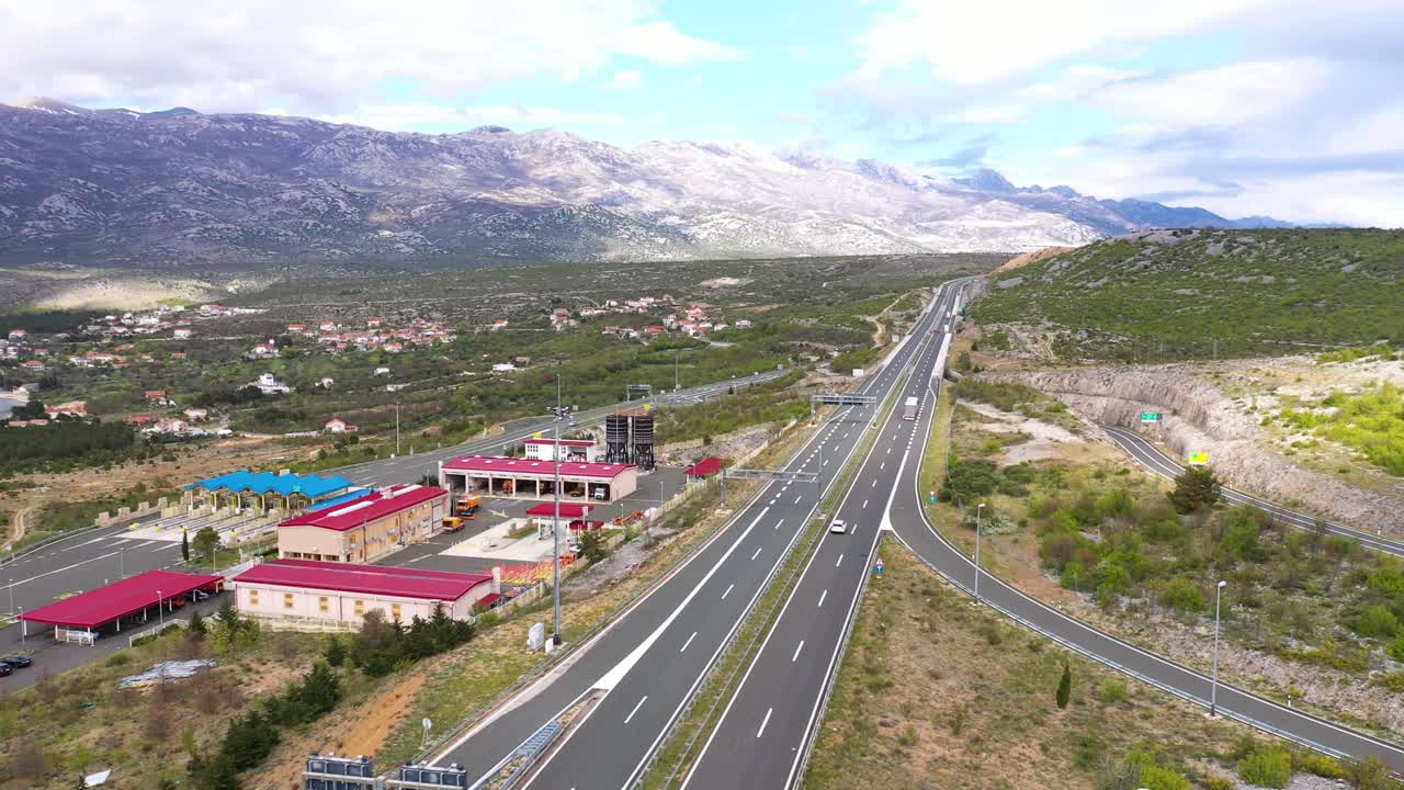 toll maslenica - jasenice, zadar, croatia에서 낮에 산이 내려다보이는 요금소 및 a1 고속도로