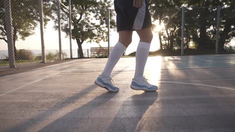 imágenes de primer plano de las piernas de una atleta femenina en calcetines de golf blancos y zapatillas de deporte 4