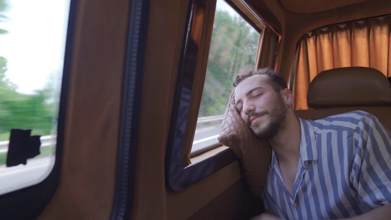 durmiendo en el asiento trasero del coche.