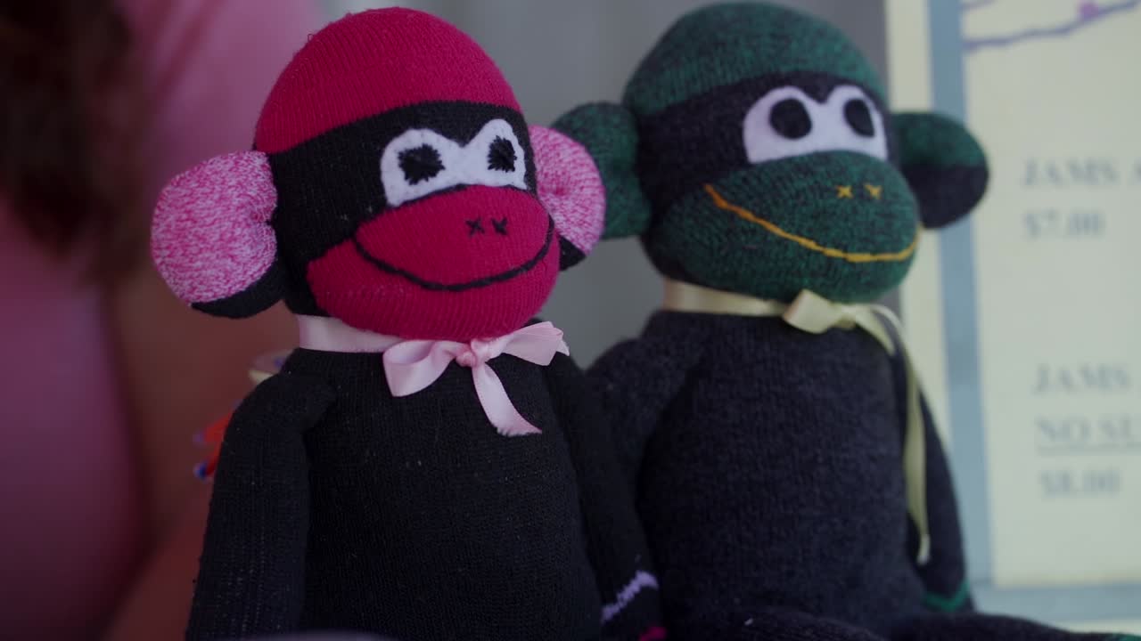 현지 농산물 시장의 양말 전시