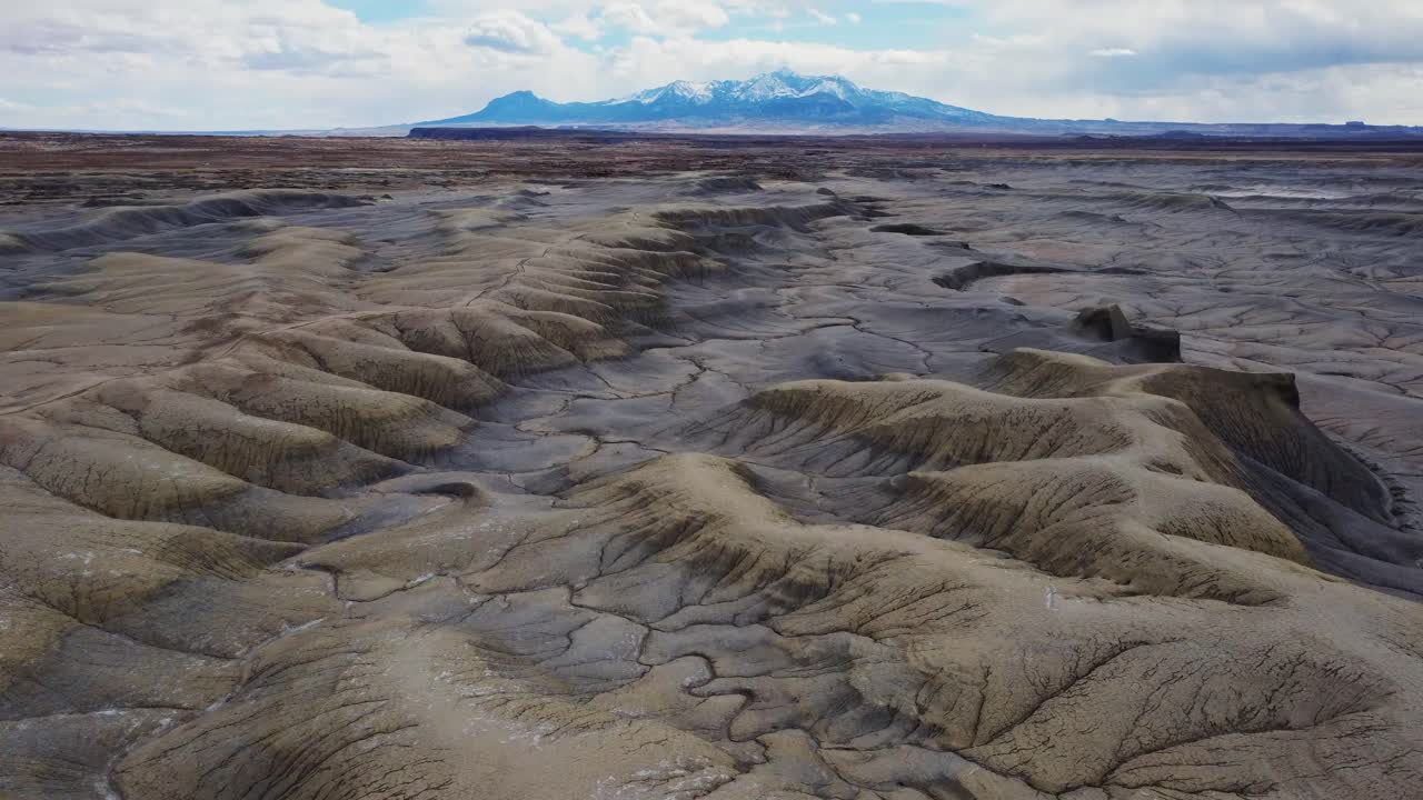 웨인 카운티의 바위산과 함께 계곡의 그림 같은 풍경