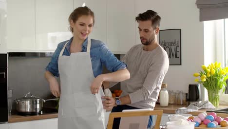 Pareja-Feliz-Pasando-Tiempo-En-La-Cocina