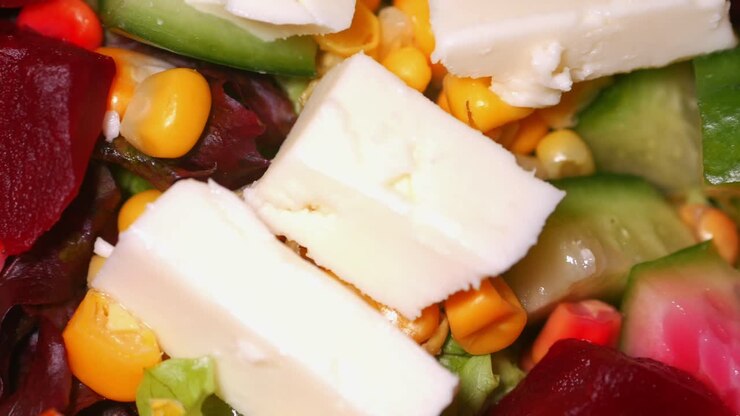 Insalata fresca con feta, mais, cetriolo e barbabietola