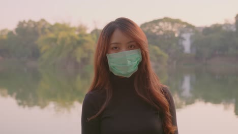 공원에서 마스크를 입은 여자