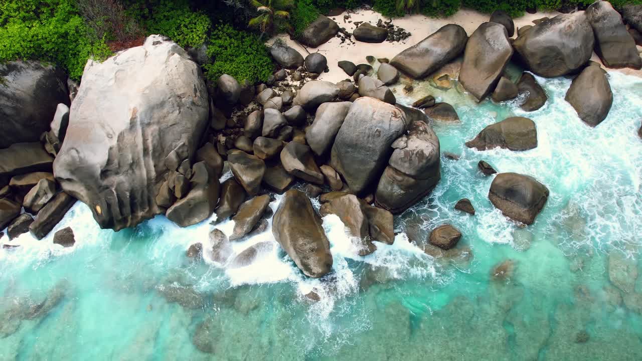 olas golpeando las enormes rocas de granito en la playa, hermosos paisajes, agua turquesa y playa de arena blanca