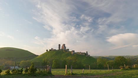 Atemberaubende-Aussicht-Auf-Corfe-Castle-Im-Licht-Des-Frühen-Morgens