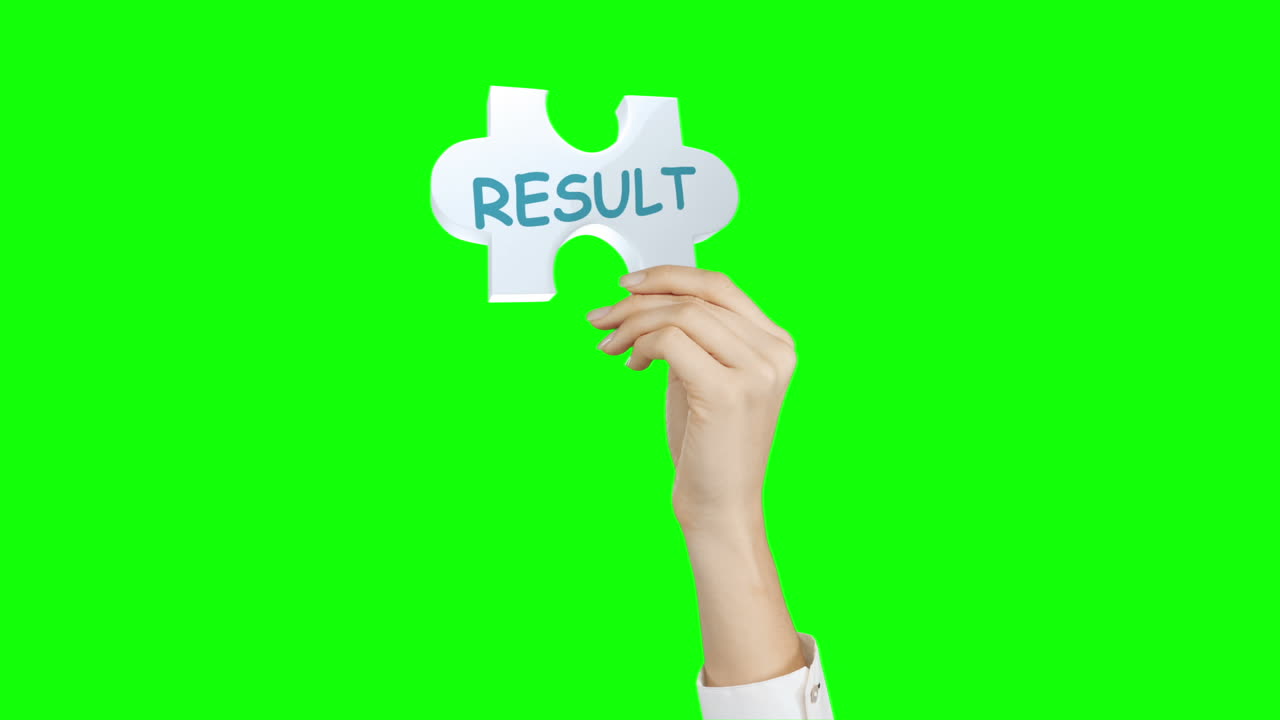 Händer som håller pusselbitar