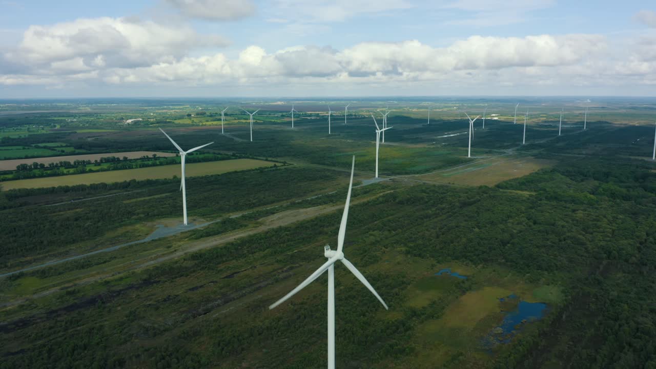 descendiendo una turbina eólica, vista aérea, 4k, parque eólico en terreno pantanoso