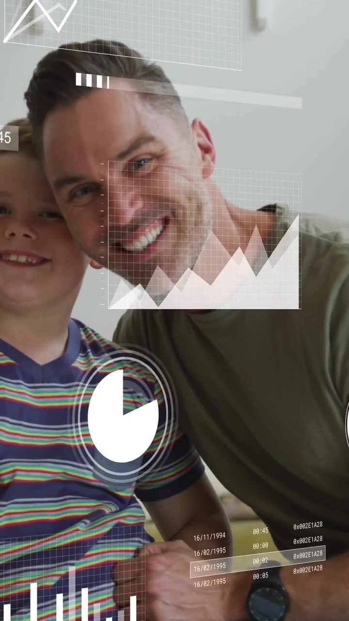 Video verticale: Papà e figlio seduti sul divano per un momento di condivisione, con il papà che si appoggia e avvia grafici tecnologici.