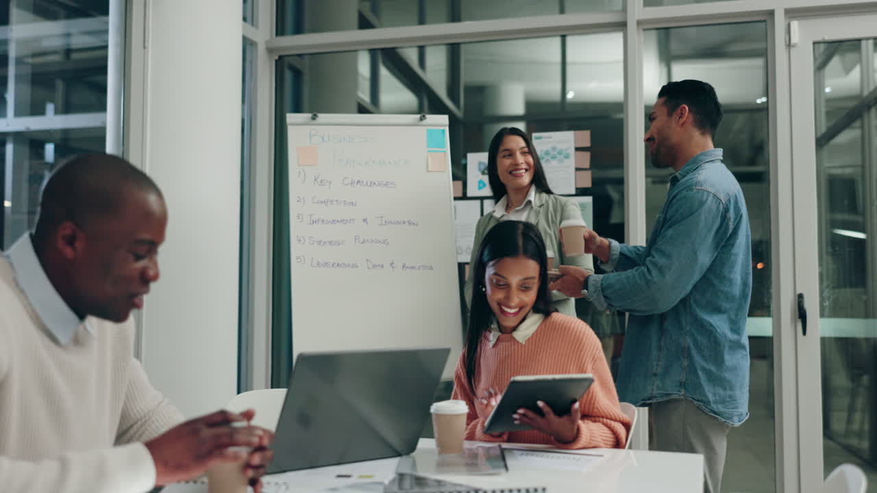 noche, oficina y hombre de negocios con café