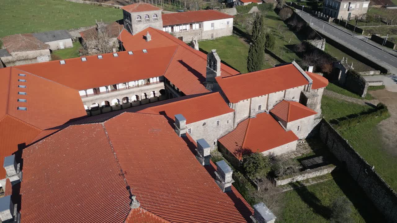 drones orbitan alrededor de la vieja torre del campanario y los edificios de la chimenea del monasterio en españa