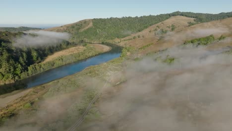 Río-Ruso,-Niebla-Matutina,-Playa-Oceánica