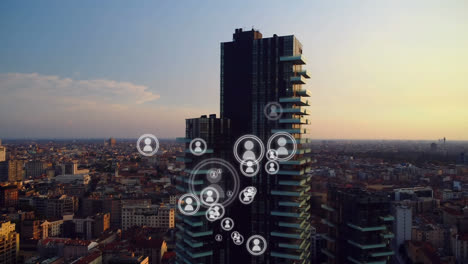 animación de la multiplicación de las personas iconos que se mueven sobre el paisaje urbano moderno al atardecer