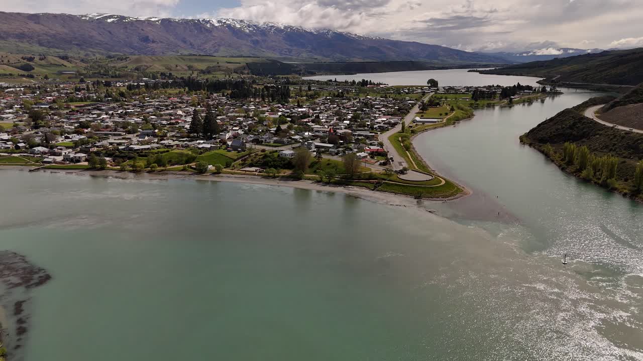 Vista panorâmica em 4K60 com drone do rio Clutha, Ilha do Sul e cidade de Cromwell na Nova Zelândia