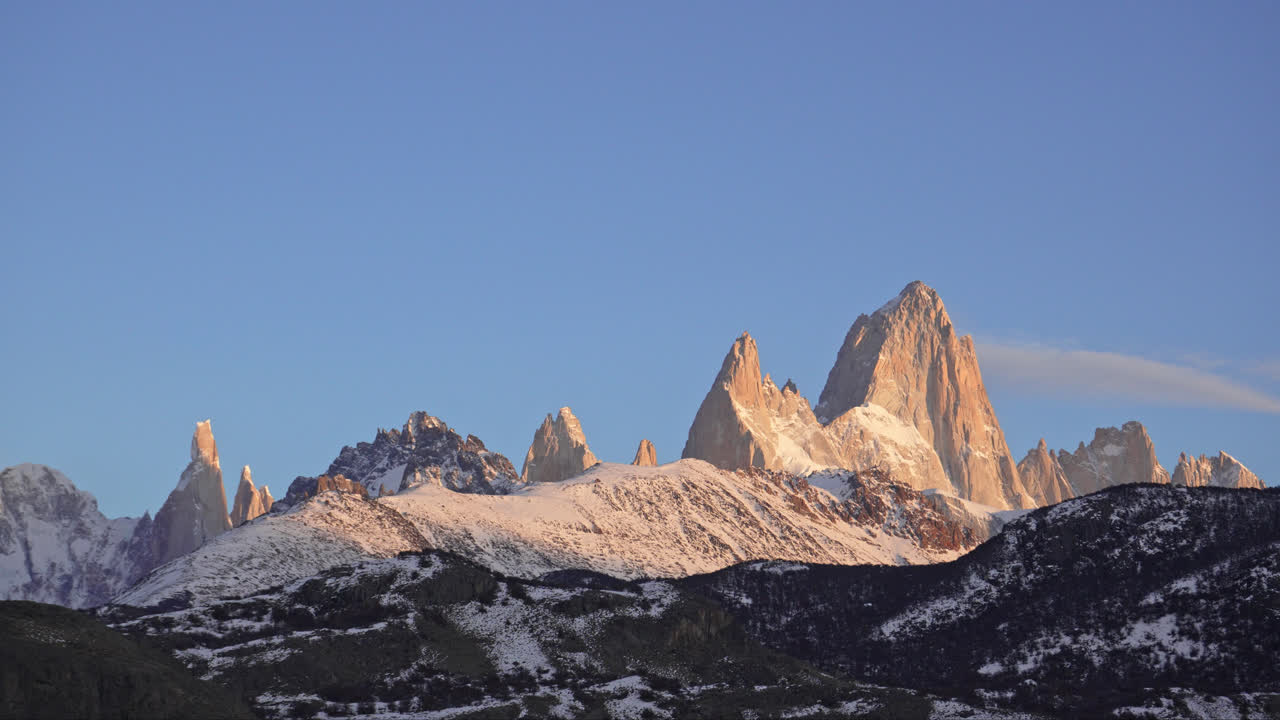 은 하늘 아래의 그라나이트 봉우리를 강조하는 피츠 로이 산맥 위의 해가 뜨는 시간 경과