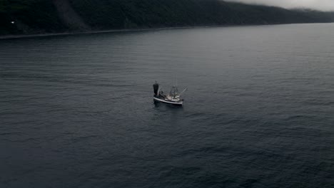 Barco-De-Pesca-Navegando-En-Las-Aguas-Abiertas-Del-Río-San-Lorenzo-En-Un-Día-Nublado-En-Quebec,-Canadá