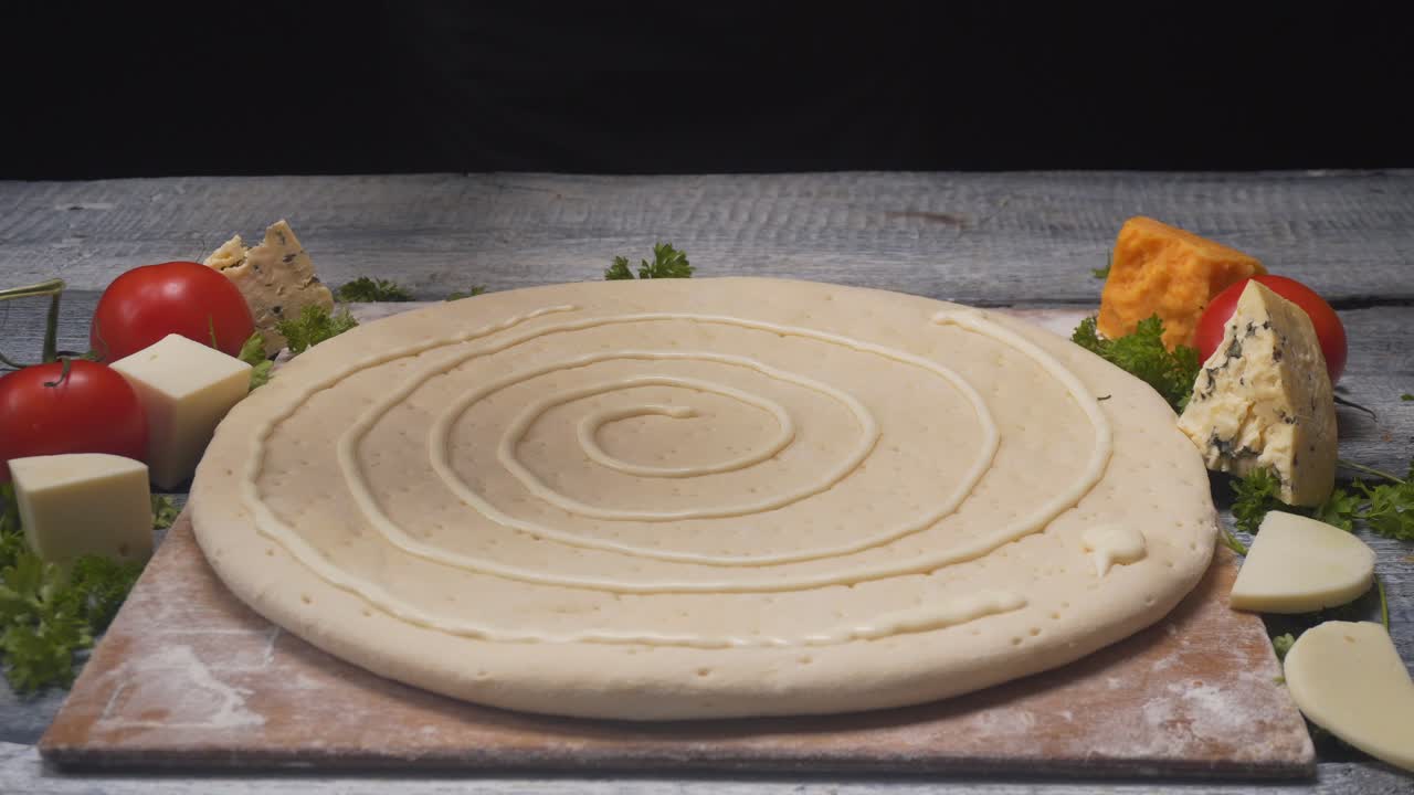 preparando una pizza con salsa