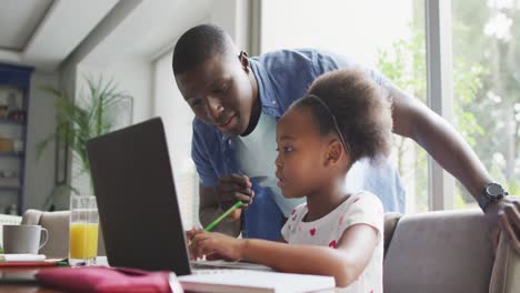 Video-Eines-Afroamerikanischen-Vaters-Und-Seiner-Tochter,-Die-Einen-Laptop-Benutzen-Und-Lernen