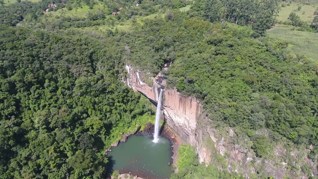 escena aérea 4k - cascada de chuvisqueiro, rolante, brasil