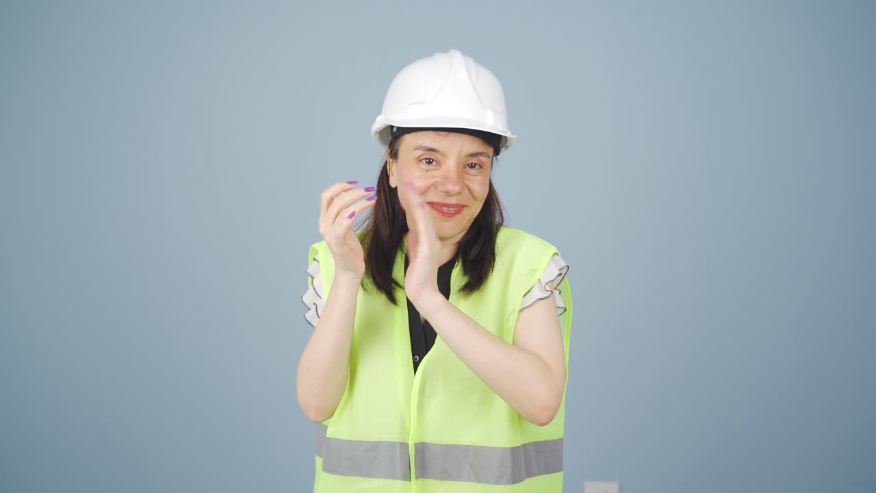 엔지니어가 열광적으로 박수를 치고 있습니다.