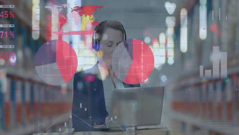 animación del procesamiento de datos sobre una mujer que trabaja usando una computadora portátil en un centro de envío de almacenes