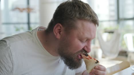 couple eating pizza at a restaurant