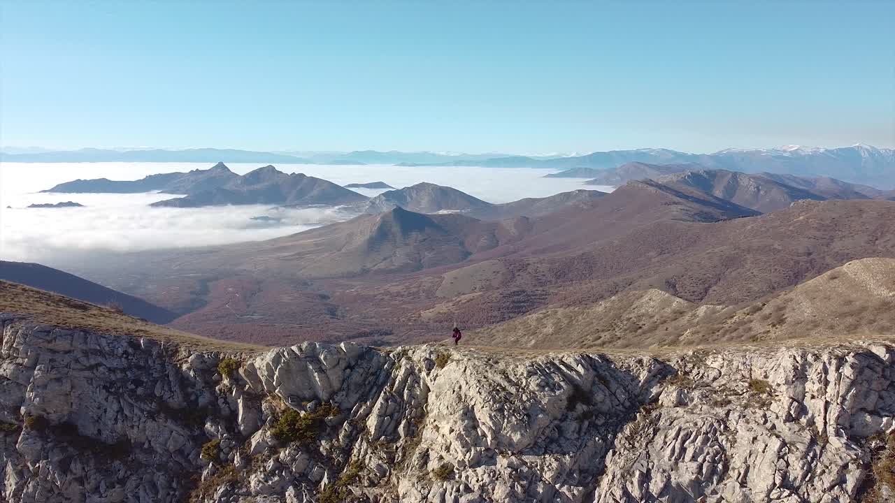 excursionista caminando solo en una montaña rocosa