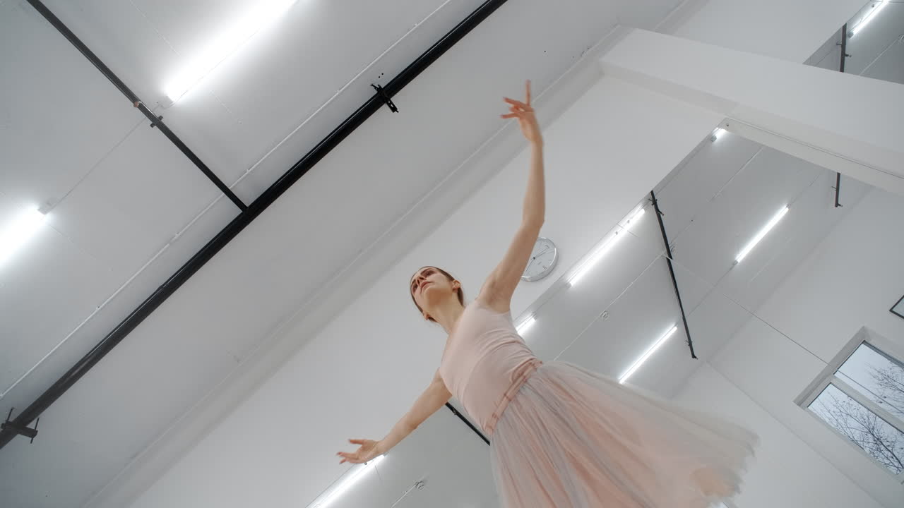 스튜디오 에서 연습 하는 발레 댄서