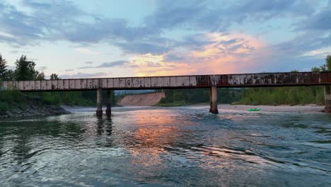 Dron-Volando-Bajo-El-Puente-Blankenship-Sobre-El-Río-North-Fork-Flathead-En-Montana,-EE.UU.