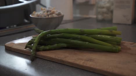 Koch-Bereitet-Dampfenden-Spargel-Zu